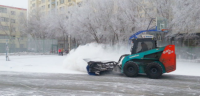 滑移裝載機(jī)除雪作業(yè)