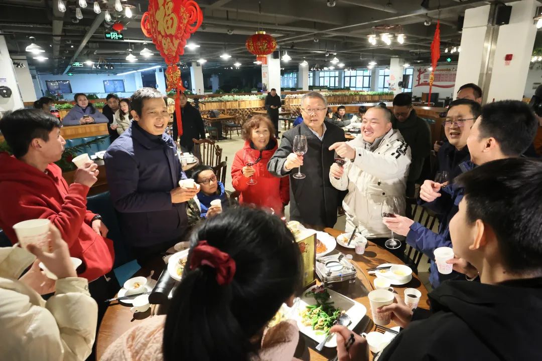 山河智能董事長何清華與留廠員工一起過大年！