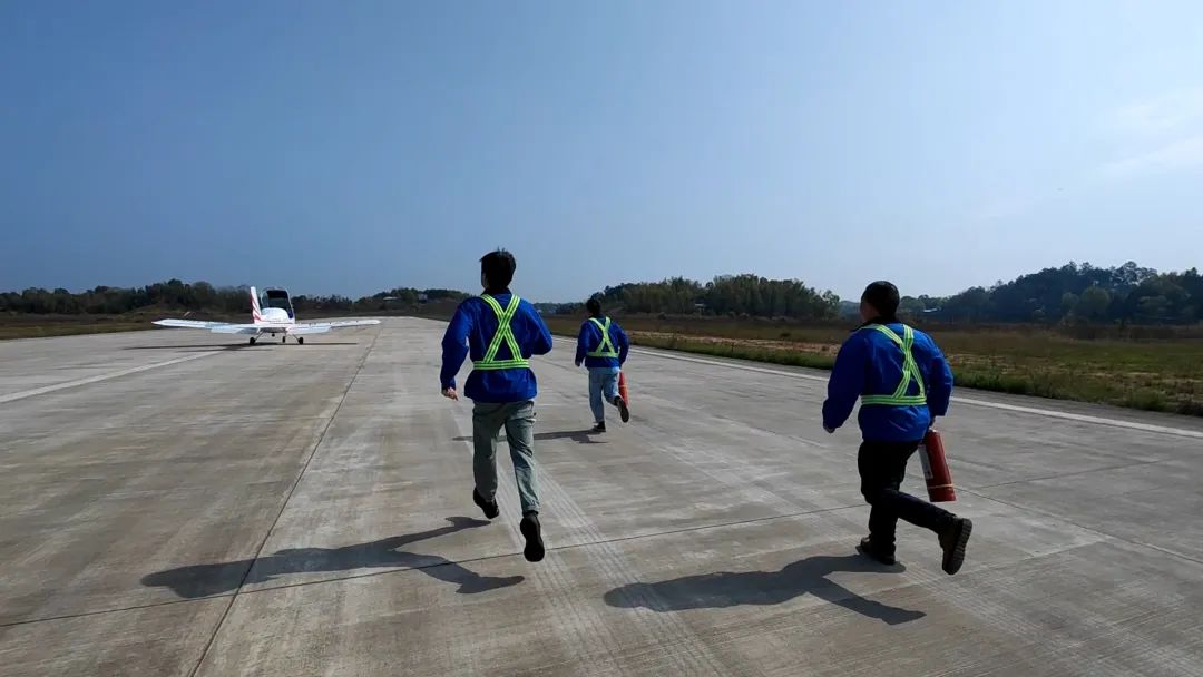 空地協(xié)同顯身手！湖南航空應(yīng)急救援隊(duì)山河機(jī)組開(kāi)展特情處置應(yīng)急演練