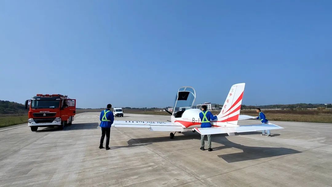 空地協(xié)同顯身手！湖南航空應(yīng)急救援隊(duì)山河機(jī)組開(kāi)展特情處置應(yīng)急演練