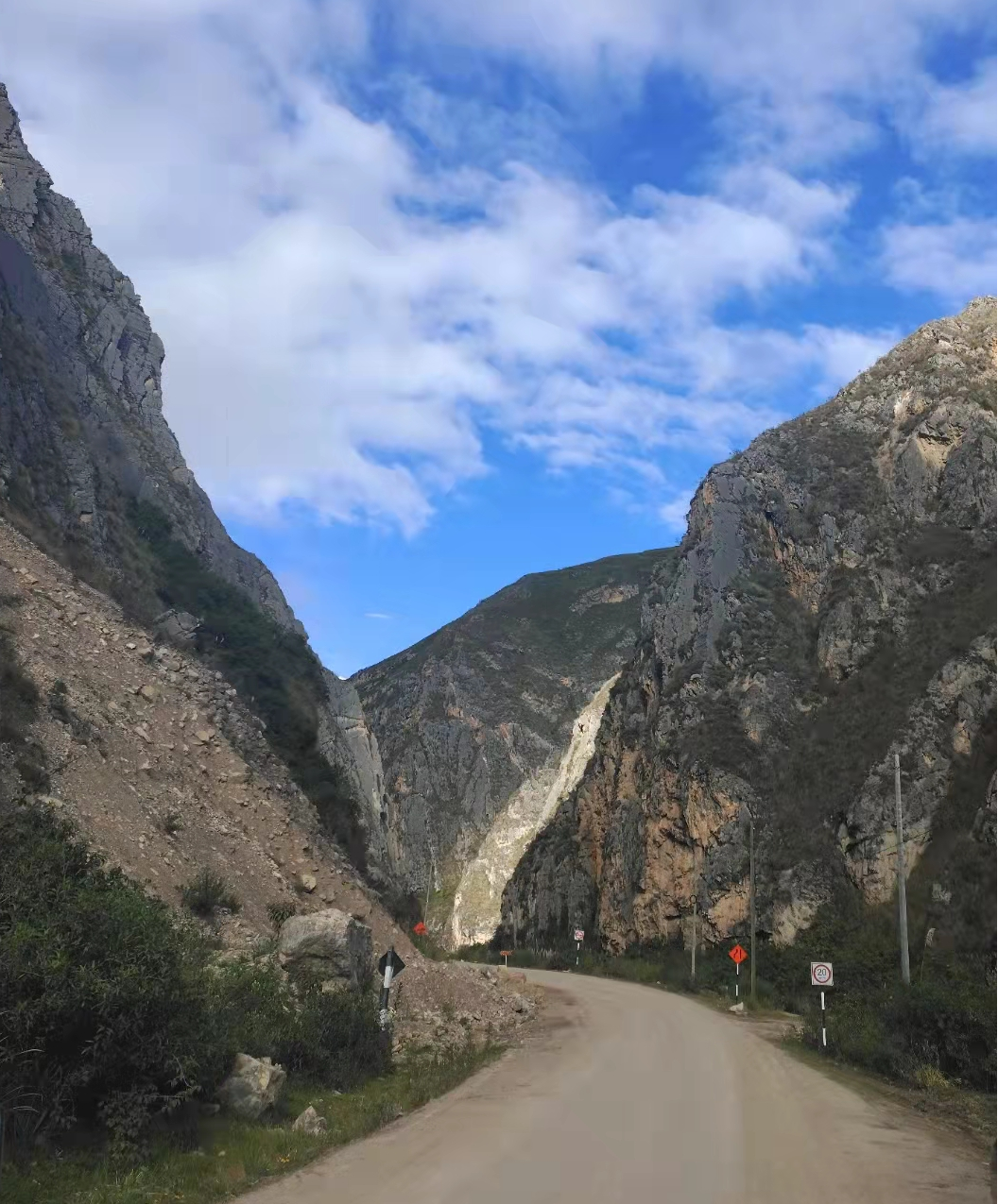 挑戰(zhàn)世界第二高山脈！山河智能裝備助力秘魯安第斯國家公路項目建設(shè)