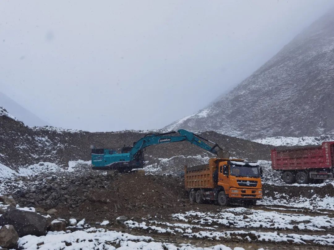 征戰(zhàn)川藏鐵路！山河智能新一代電動挖掘機(jī)成功交付